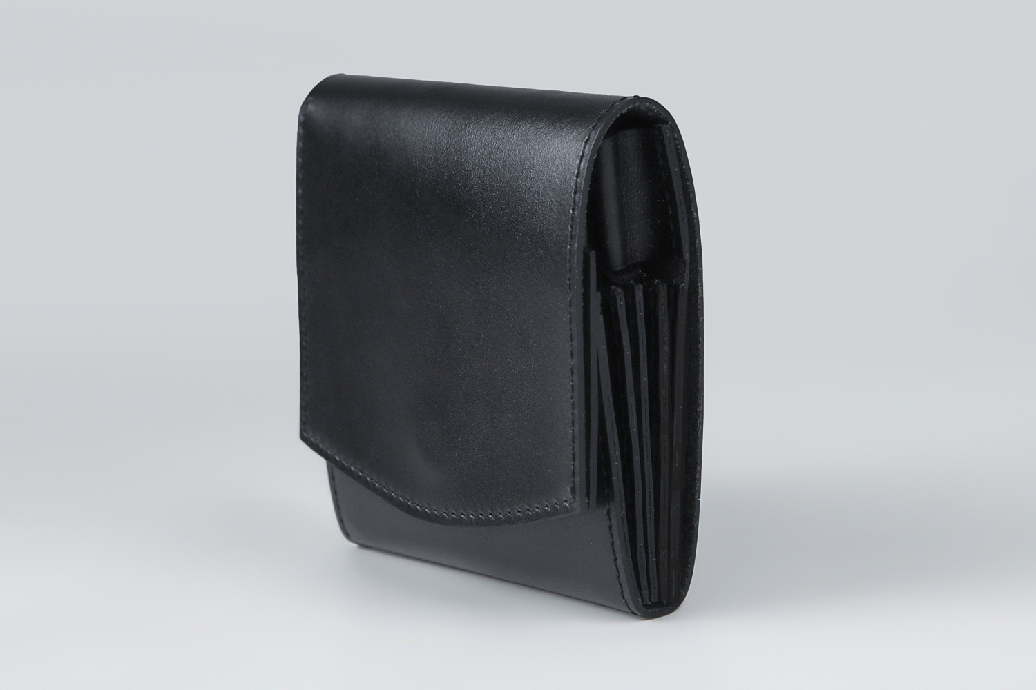 MC-bifoldwallet。蔵前の革職人が製作した国産牛革の薄いコンパクト二つ折り財布。ブラック。斜めのイメージ。