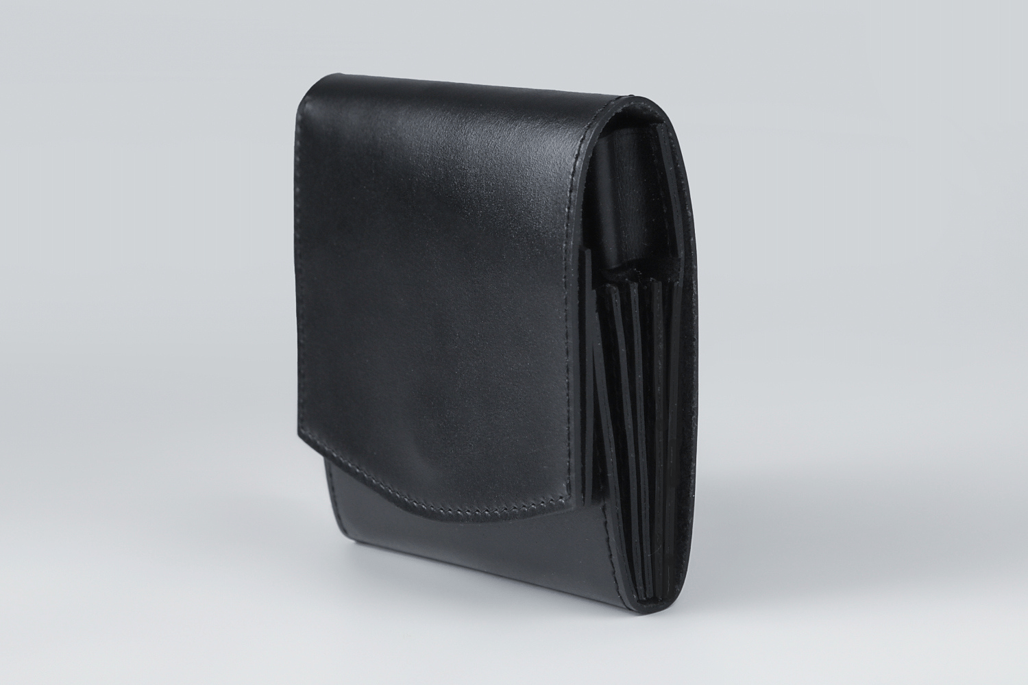 MC-bifoldwallet。蔵前の革職人が製作した国産牛革の薄いコンパクト二つ折り財布。ブラック。斜めのイメージ。