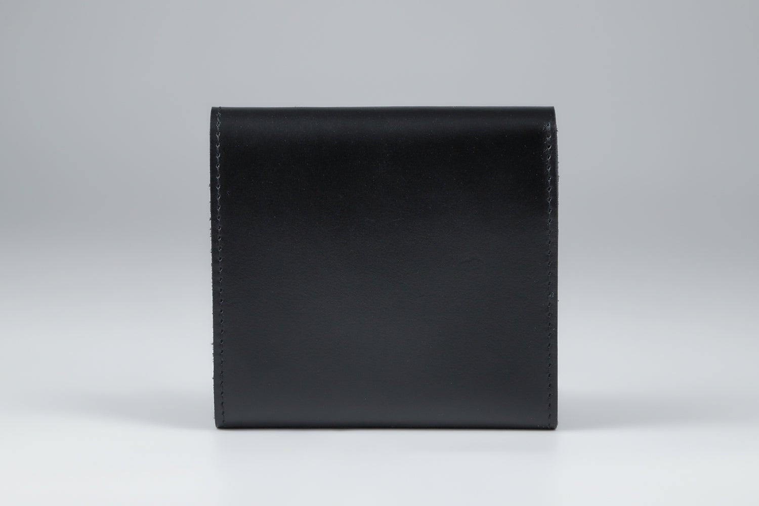 MC-bifoldwallet。蔵前の革職人が製作した国産牛革の薄いコンパクト二つ折り財布。ブラック。裏面のイメージ。