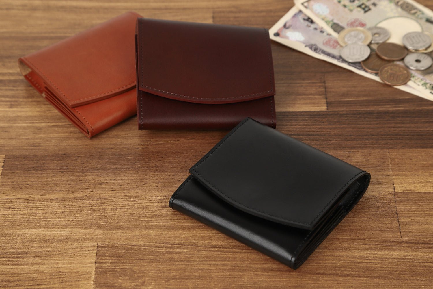 MC-bifoldwallet。蔵前の革職人が製作した国産牛革の薄いコンパクト二つ折り財布。ブラック、バーガンディ、キャメルの3色。アンティークな空間のイメージカット。