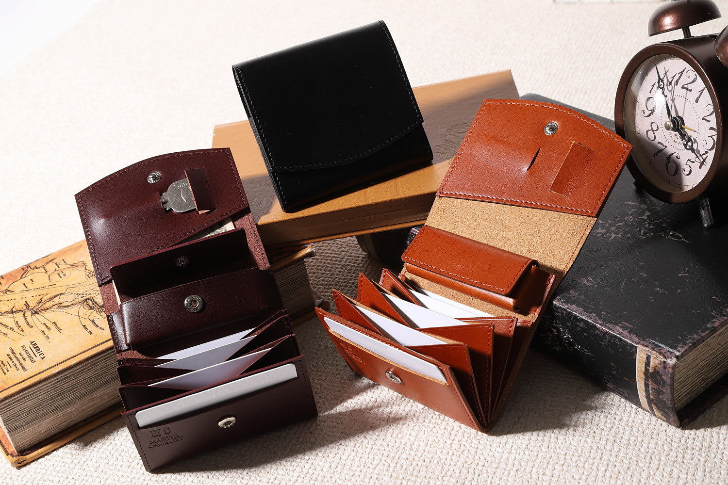 MC-bifoldwallet。蔵前の革職人が製作した国産牛革の蛇腹式コンパクト二つ折り財布。ブラック、バーガンディ、キャメルの3色。カード、鍵の収納イメージ。