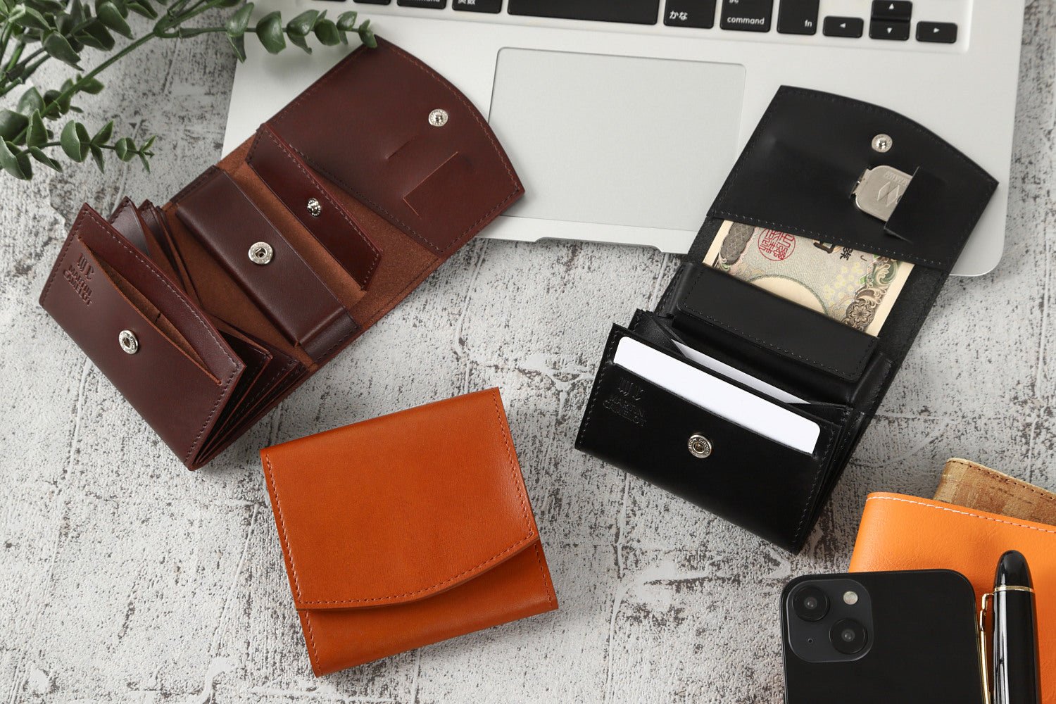 MC-bifoldwallet。蔵前の革職人が製作した国産牛革の薄いコンパクト二つ折り財布。ブラック、バーガンディ、キャメルの3色。平置きして紙幣、カード、鍵の収納イメージ。