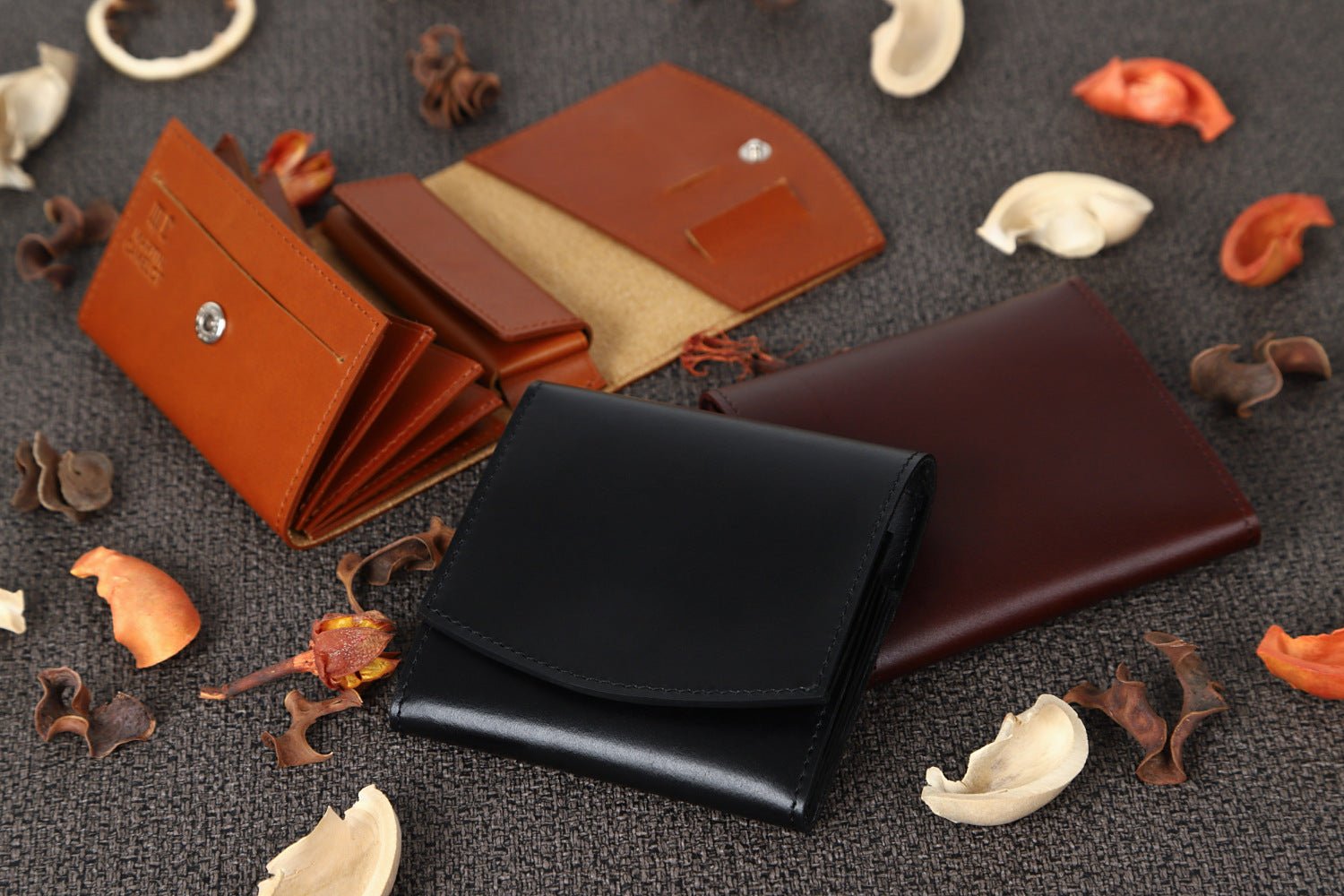 MC-bifoldwallet。蔵前の革職人が製作した国産牛革の薄いコンパクト二つ折り財布。ブラック、バーガンディ、キャメルの3色。平置きと見開きのイメージ。