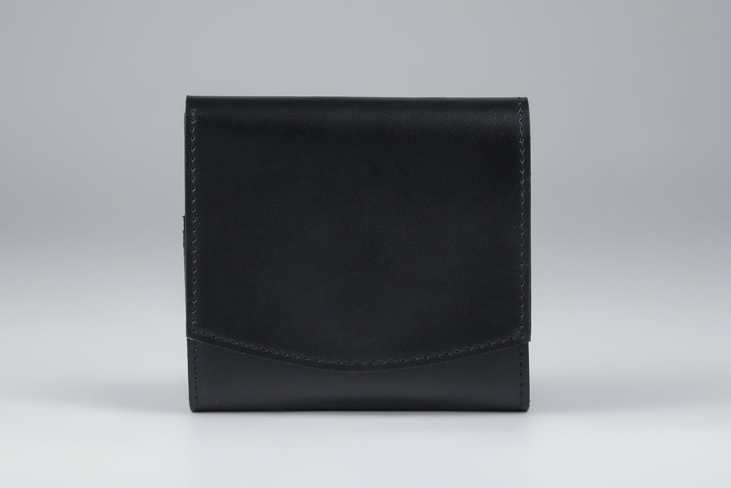 MC-bifoldwallet。蔵前の革職人が製作した国産牛革の薄いコンパクト二つ折り財布。ブラック。正面のイメージ。