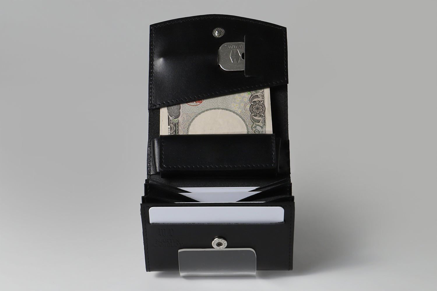 MC-bifoldwallet。蔵前の革職人が製作した国産牛革の薄いコンパクト二つ折り財布。ブラック。開いた状態で紙幣、カード、鍵の収納イメージ。