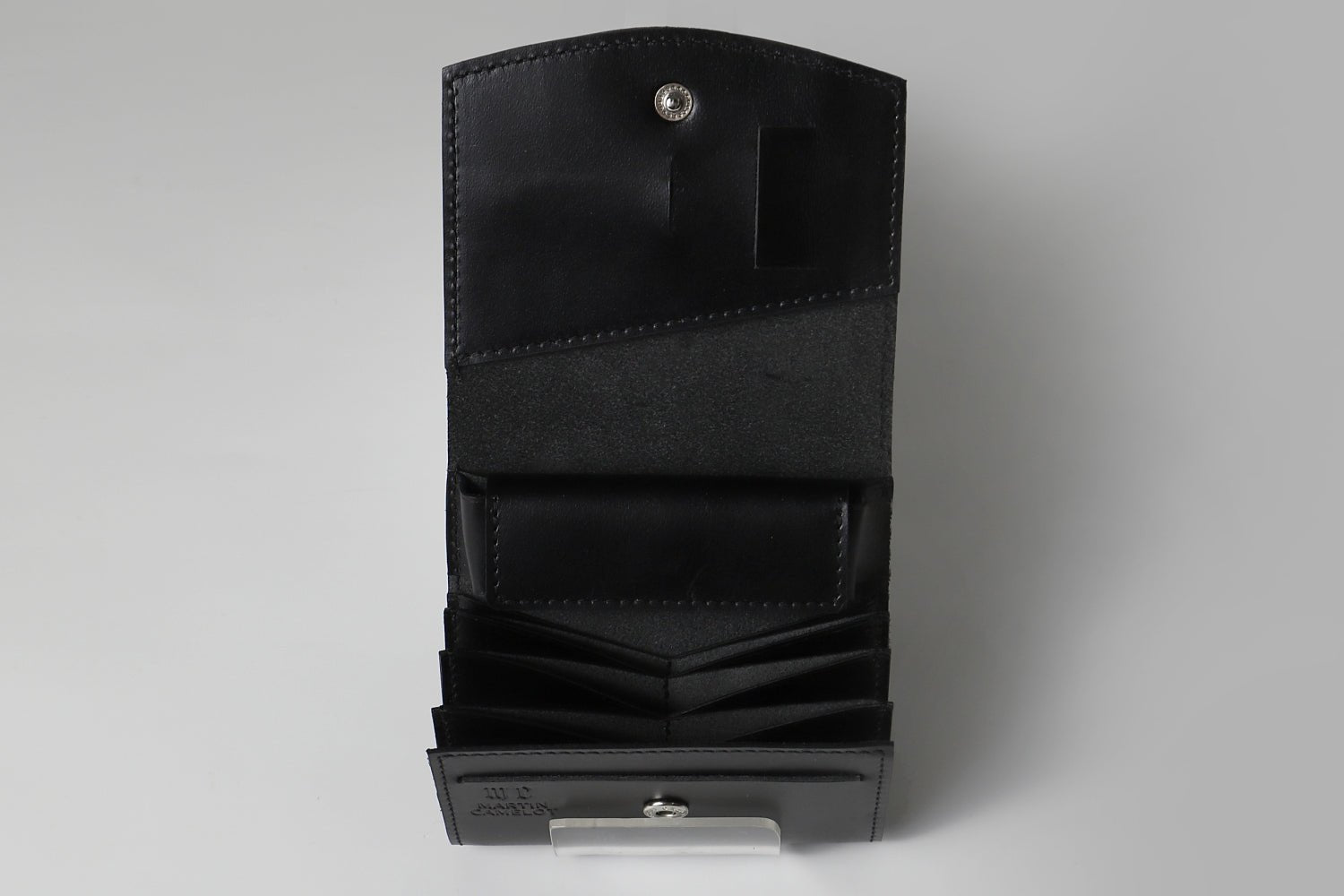 MC-bifoldwallet。蔵前の革職人が製作した国産牛革の薄いコンパクト二つ折り財布。ブラック。開いたイメージ。