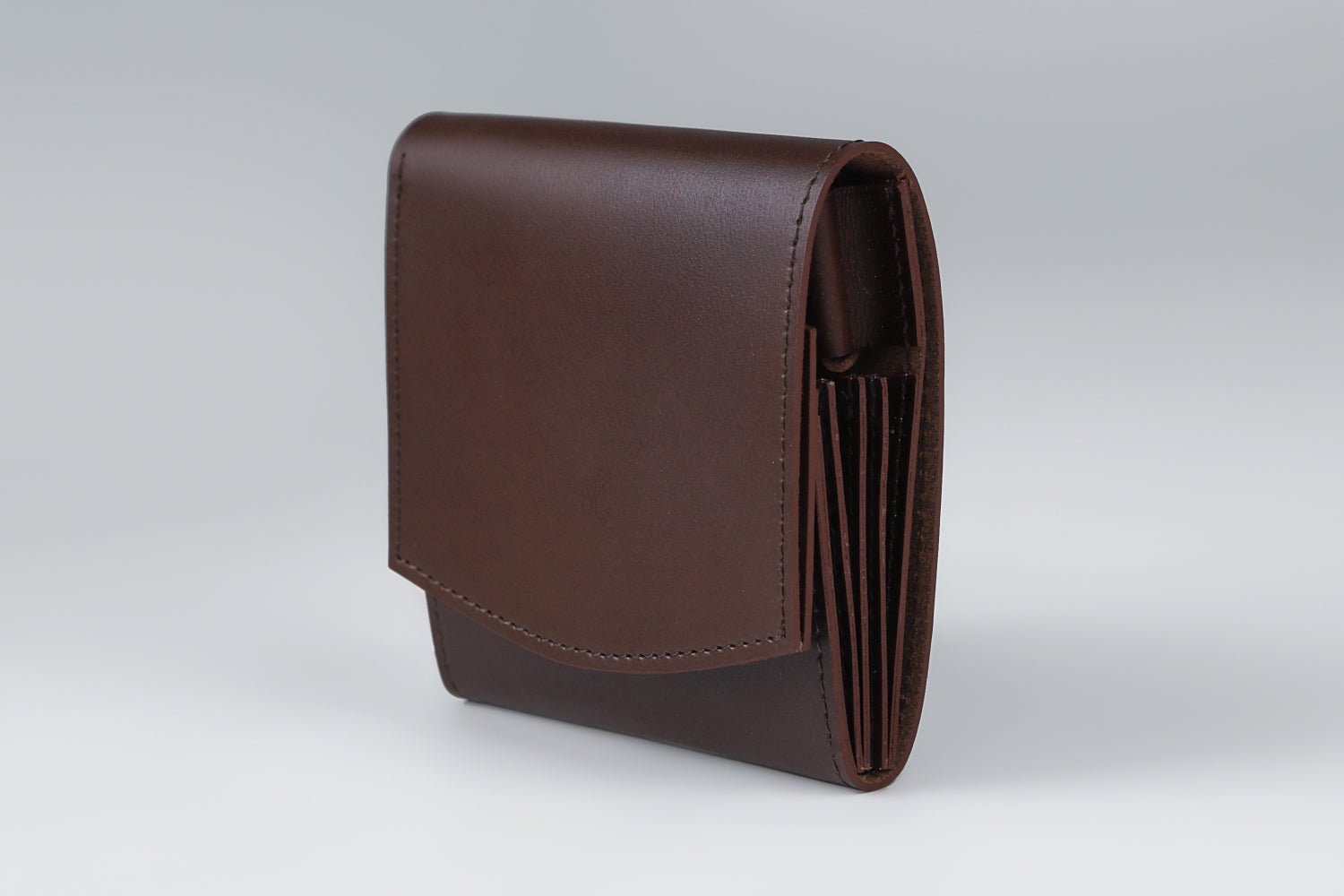 MC-bifoldwallet。蔵前の革職人が製作した国産牛革の薄いコンパクト二つ折り財布。バーガンディ。斜めのイメージ。