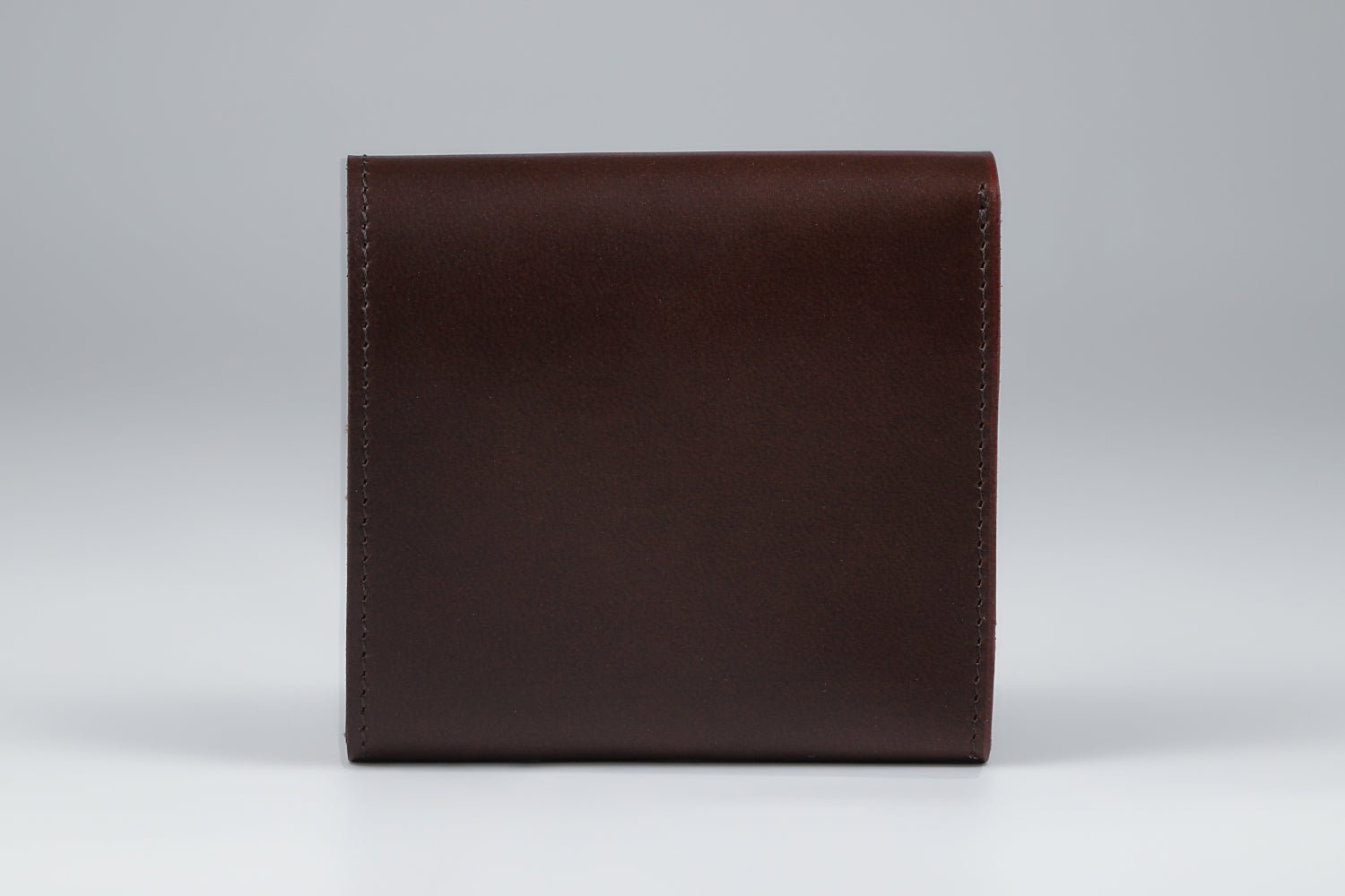 MC-bifoldwallet。蔵前の革職人が製作した国産牛革の薄いコンパクト二つ折り財布。バーガンディ。裏面のイメージ。