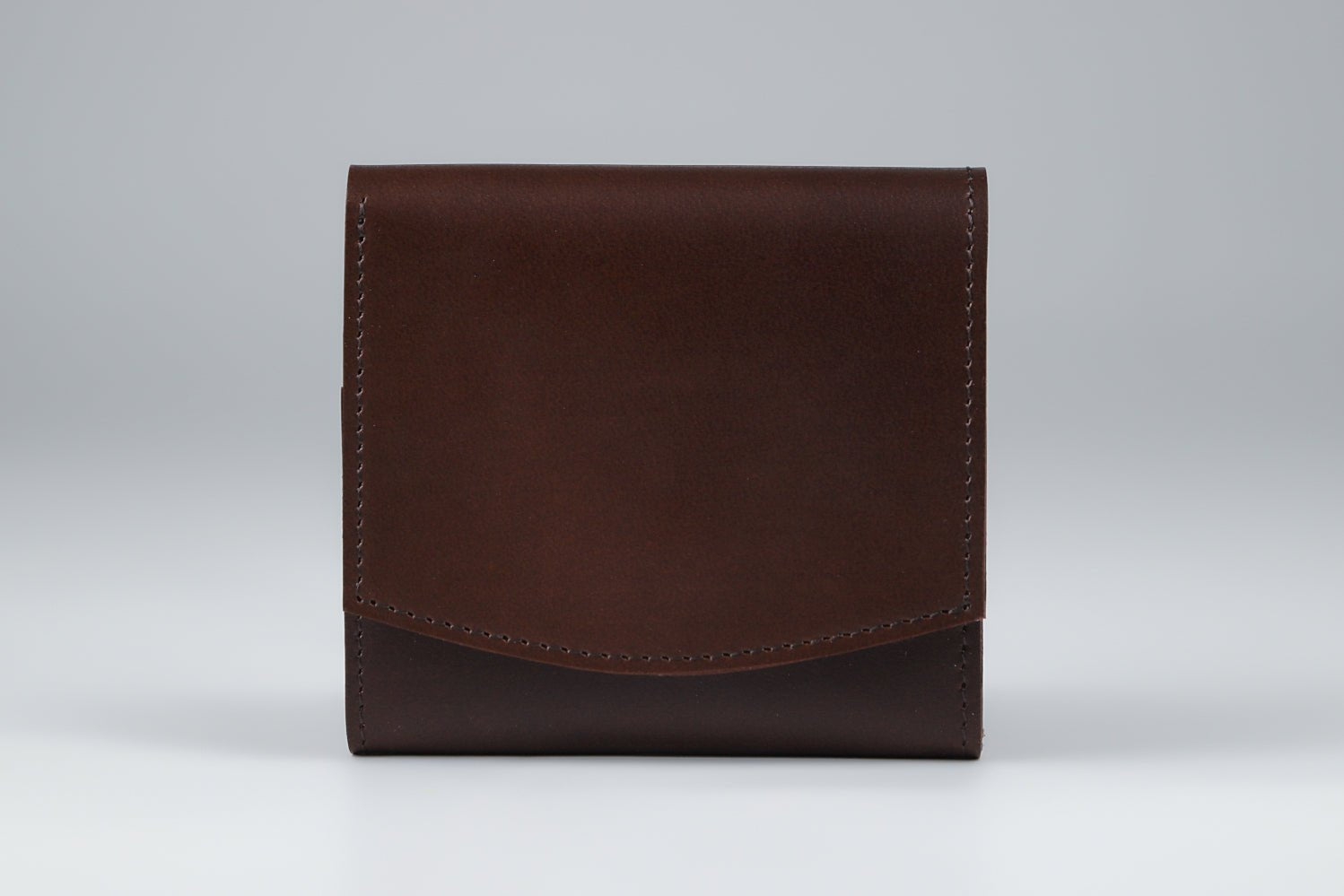 MC-bifoldwallet。蔵前の革職人が製作した国産牛革の薄いコンパクト二つ折り財布。バーガンディ。正面のイメージ。