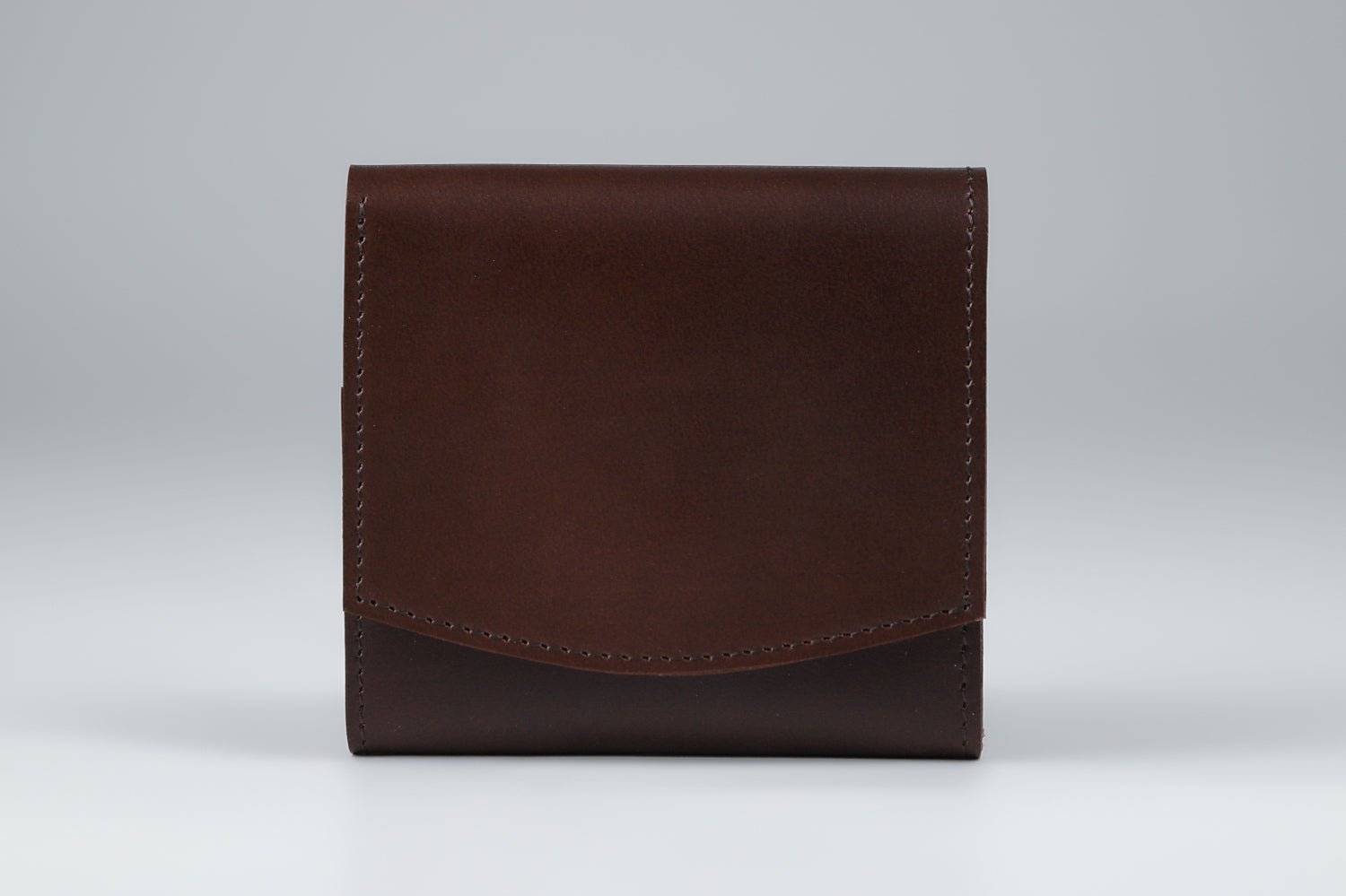 MC-bifoldwallet。蔵前の革職人が製作した国産牛革の薄いコンパクト二つ折り財布。バーガンディ。正面のイメージ。