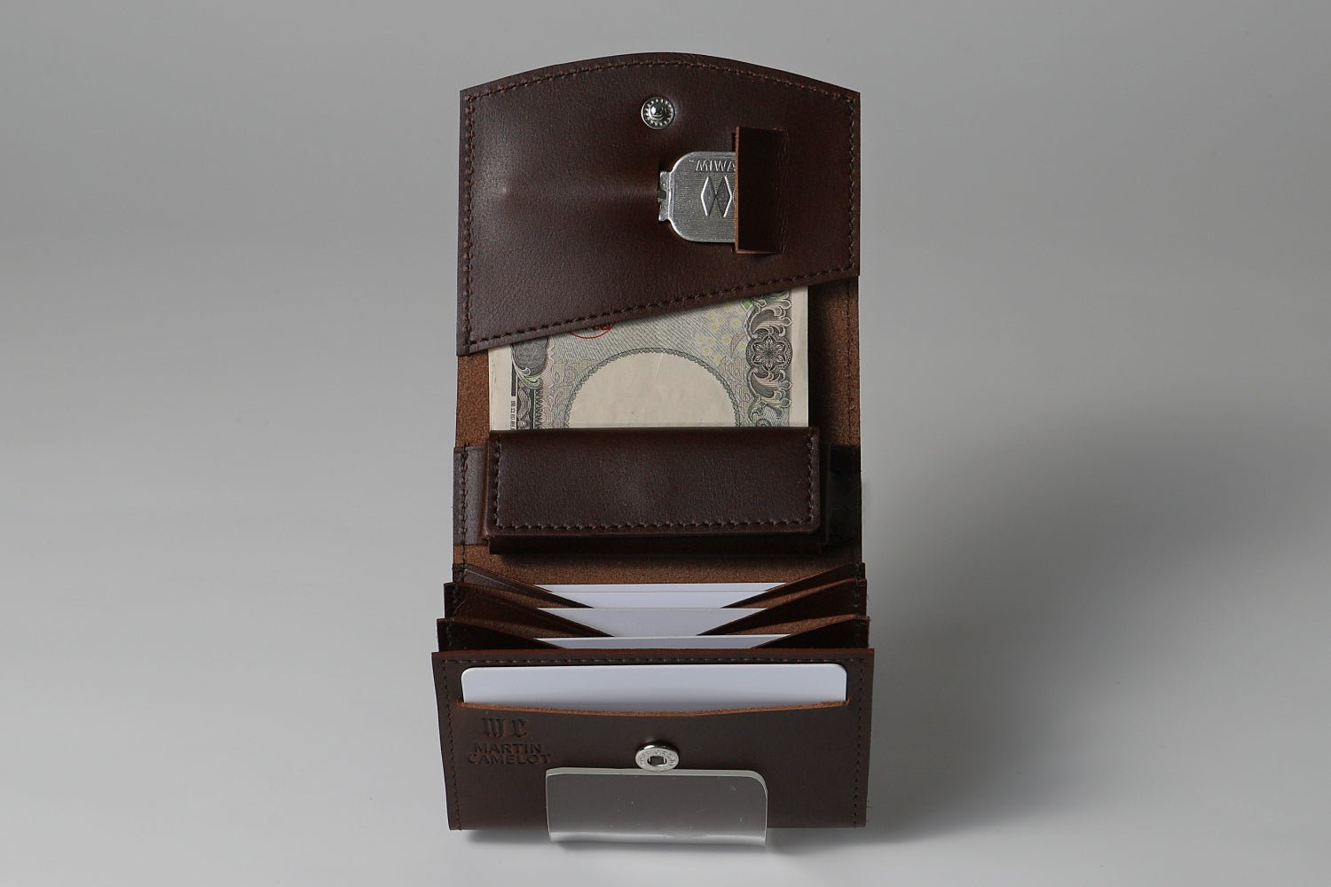 MC-bifoldwallet。蔵前の革職人が製作した国産牛革の薄いコンパクト二つ折り財布。バーガンディ。開いた状態で紙幣、カード、鍵の収納イメージ。