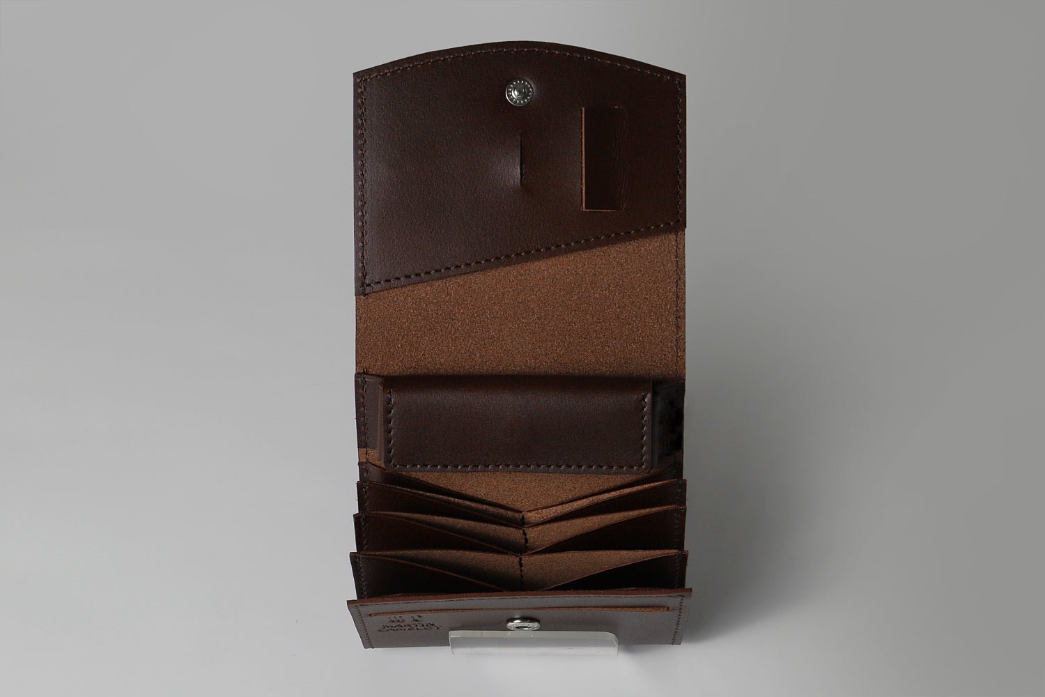 MC-bifoldwallet。蔵前の革職人が製作した国産牛革の薄いコンパクト二つ折り財布。バーガンディ。開いたイメージ。