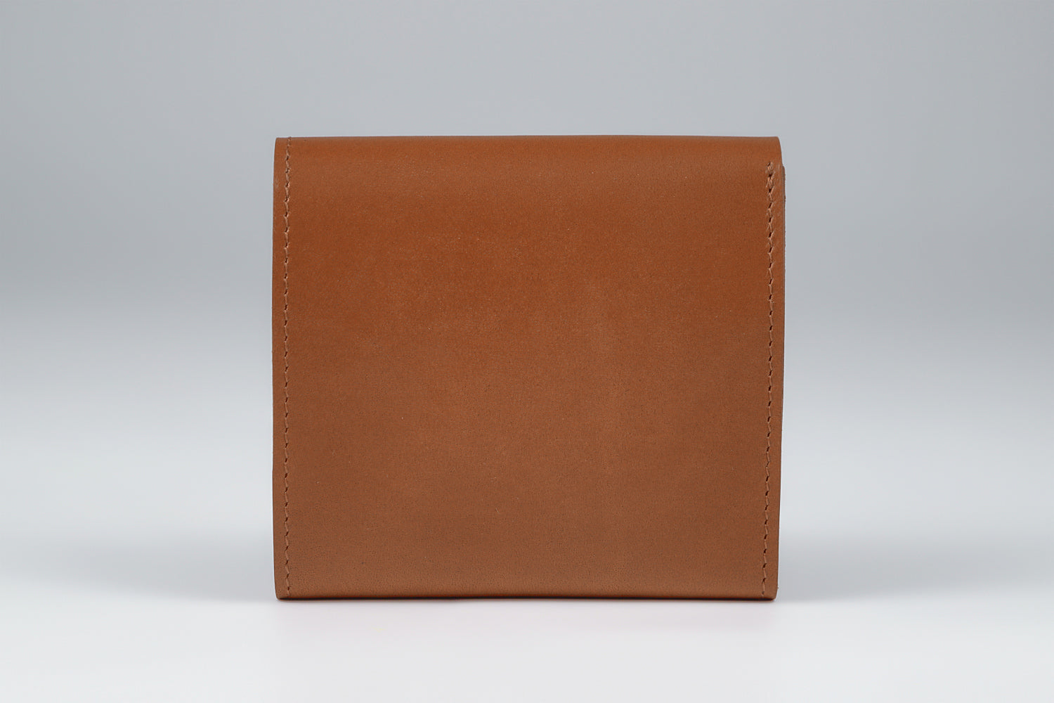 MC-bifoldwallet。蔵前の革職人が製作した国産牛革の薄いコンパクト二つ折り財布。キャメル。裏面のイメージ。