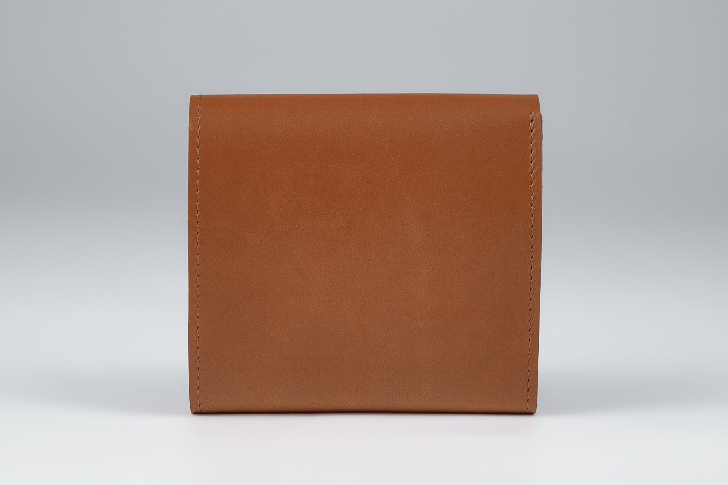 MC-bifoldwallet。蔵前の革職人が製作した国産牛革の薄いコンパクト二つ折り財布。キャメル。裏面のイメージ。