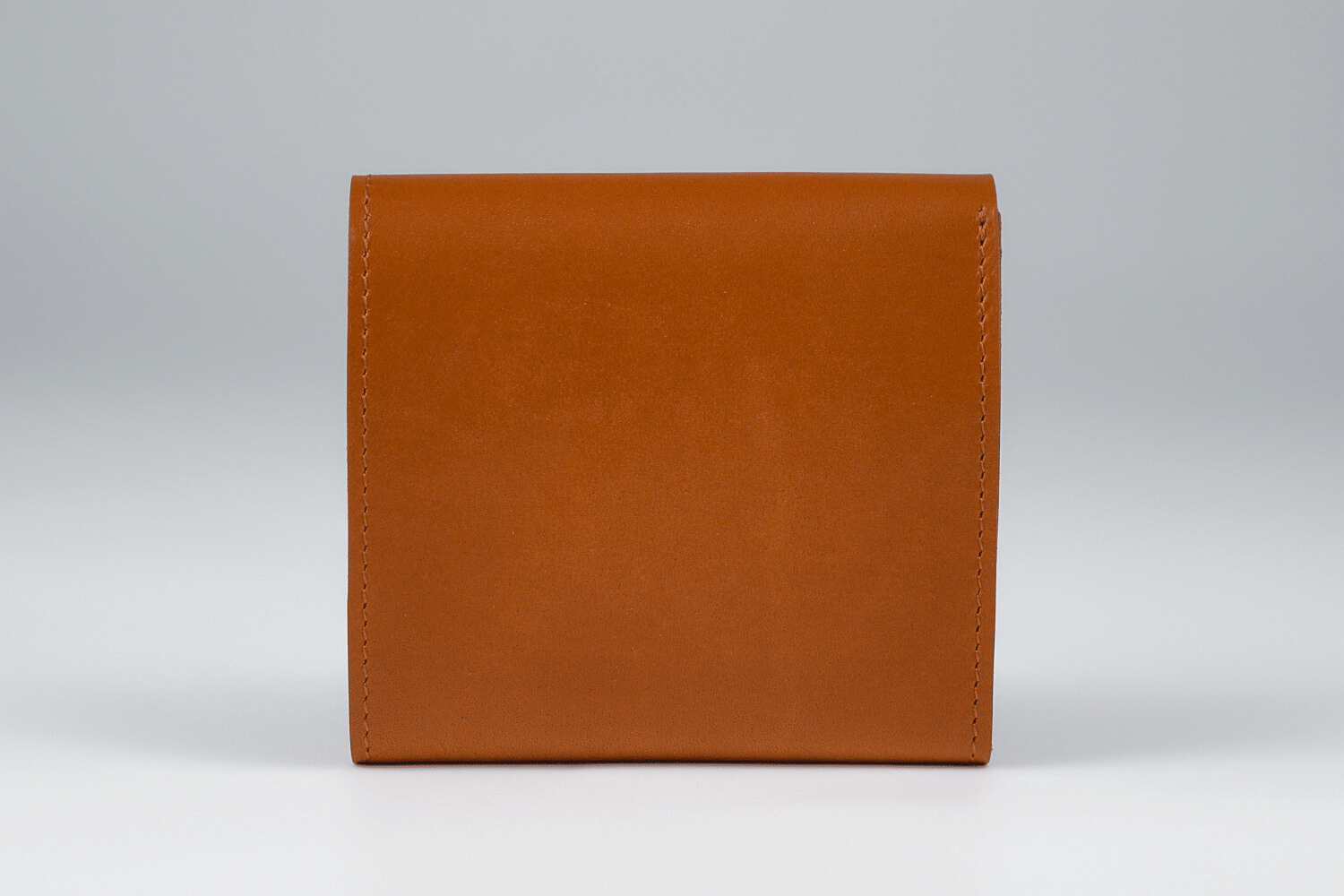 MC-bifoldwallet。蔵前の革職人が製作した国産牛革の薄いコンパクト二つ折り財布。キャメル。裏面のイメージ。