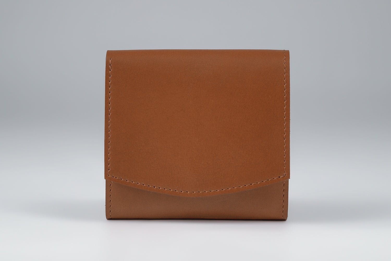 MC-bifoldwallet。蔵前の革職人が製作した国産牛革の薄いコンパクト二つ折り財布。キャメル。正面のイメージ。