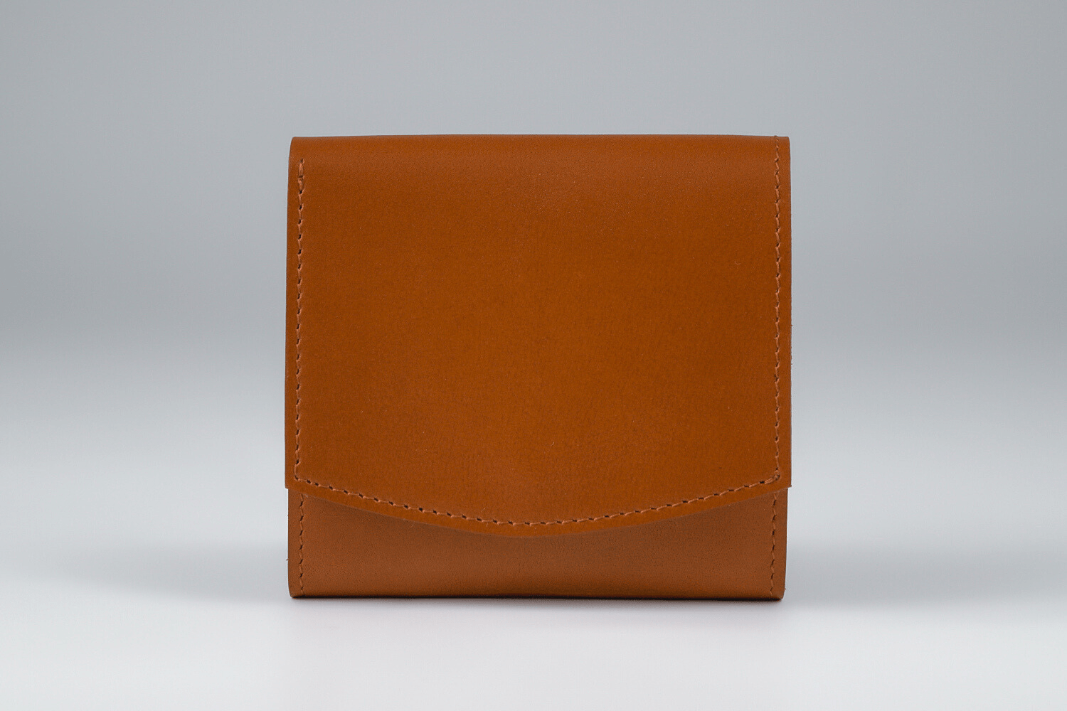 MC-bifoldwallet。蔵前の革職人が製作した国産牛革の薄いコンパクト二つ折り財布。キャメル。正面のイメージ。