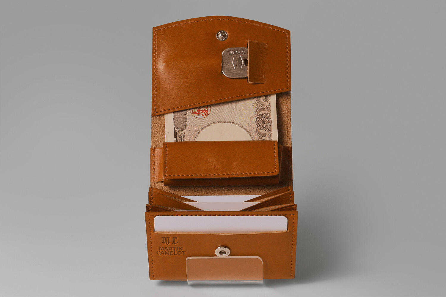 MC-bifoldwallet。蔵前の革職人が製作した国産牛革の薄いコンパクト二つ折り財布。キャメル。開いた状態で紙幣、カード、鍵の収納イメージ。