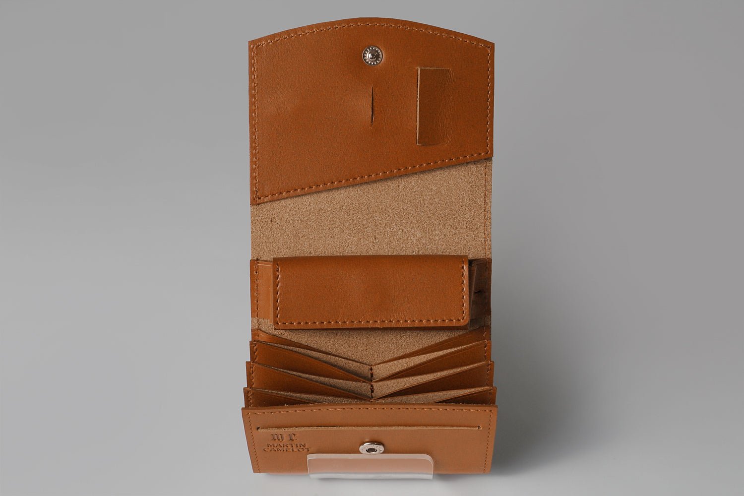 MC-bifoldwallet。蔵前の革職人が製作した国産牛革の薄いコンパクト二つ折り財布。キャメル。開いたイメージ。