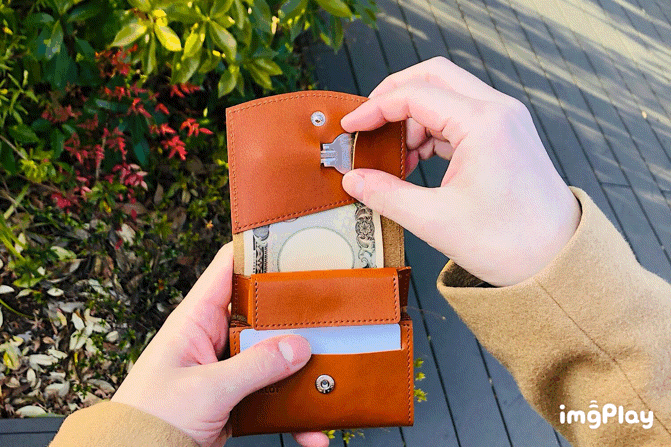 MC-bifoldwallet。蔵前の革職人が製作した国産牛革の蛇腹式コンパクト二つ折り財布。キャメル。鍵を取り出しているGIFアニメーション。