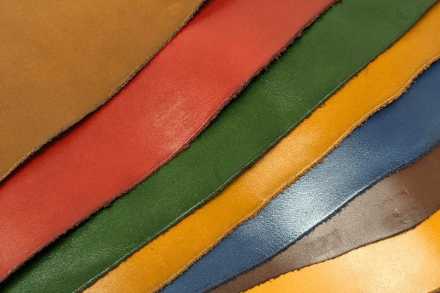 MC-bifoldwallet。MC-longwallet。MC-longwallet2。蔵前の革職人が製作した国産牛革の薄いコンパクト二つ折り財布、L字ファスナーコンパクト長財布、ラウンドファスナーコンパクト長財布。財布に使用しているレザーの拡大イメージ。