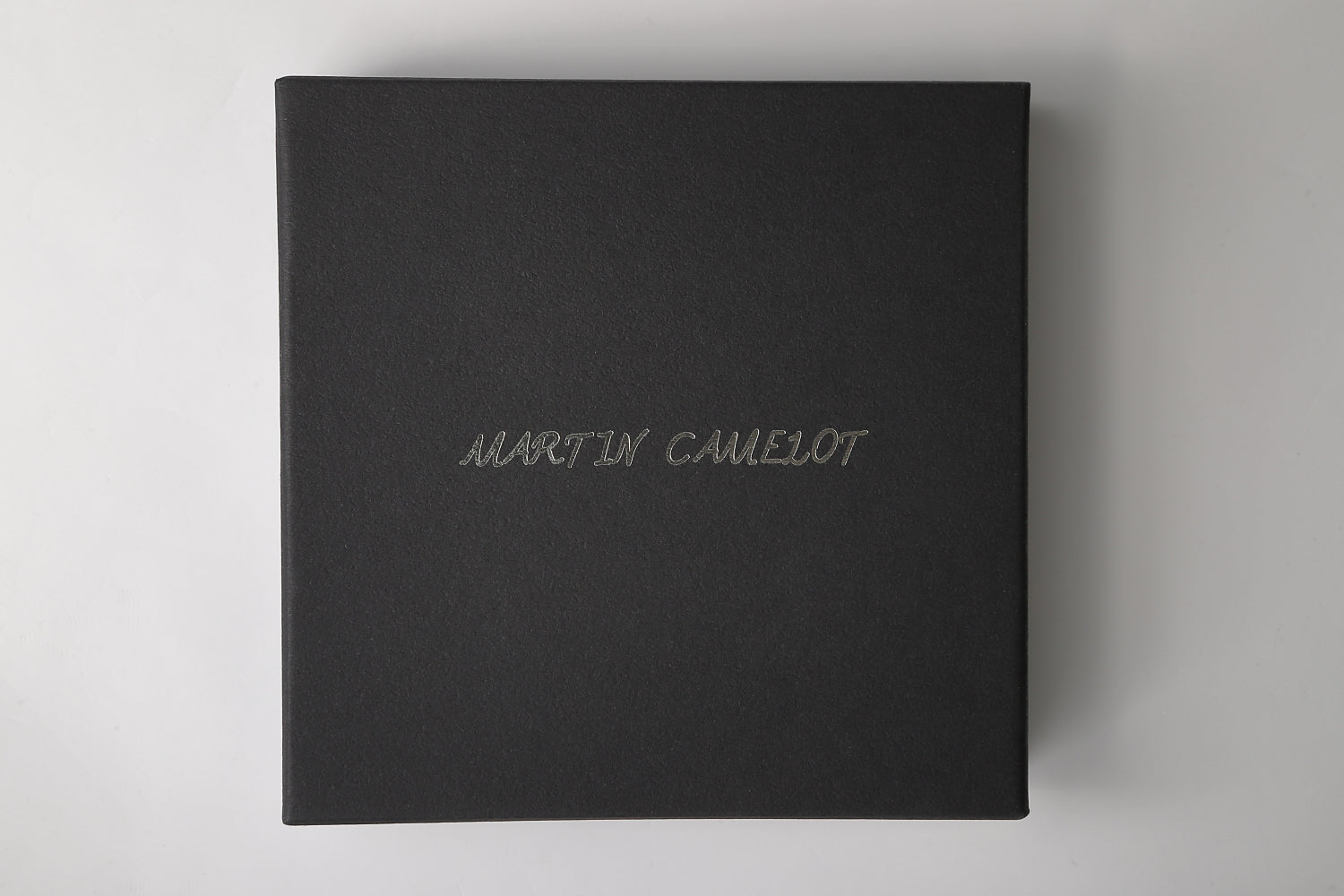 MC-bifoldwallet。蔵前の革職人が製作した国産牛革の薄いコンパクト二つ折り財布。オリジナル化粧箱のイメージ。