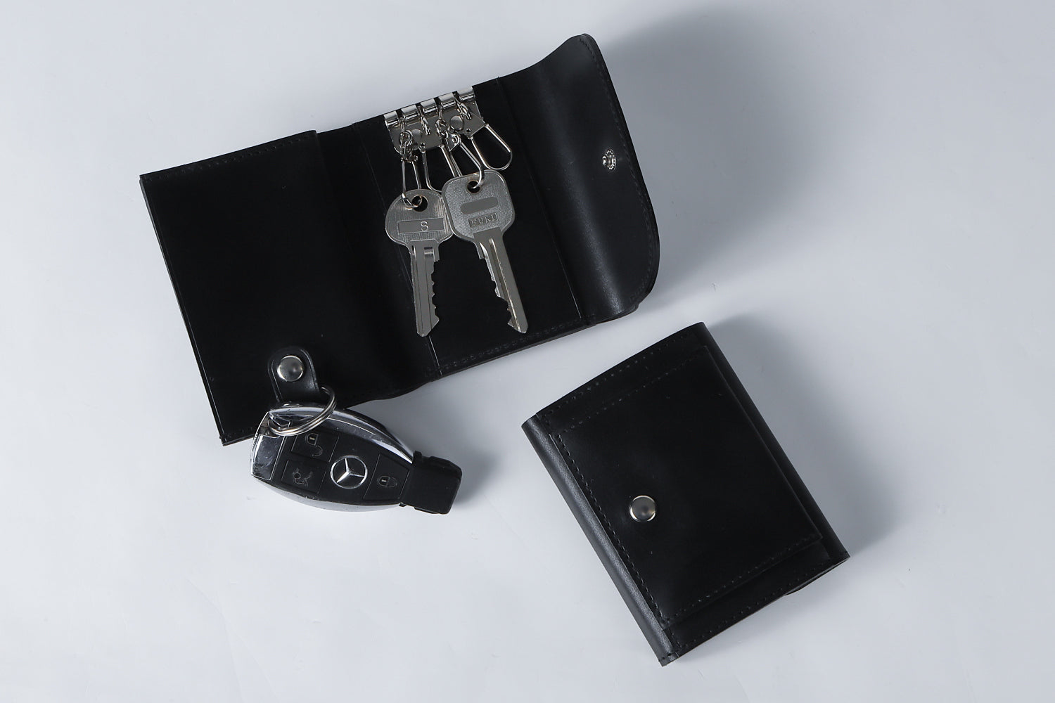 MC-keyminimal。蔵前の革職人が製作した国産牛革のキーケース一体型ミニマル財布。ブラック。コインBOXが閉じた状態と鍵、スマートキーの収納イメージ。