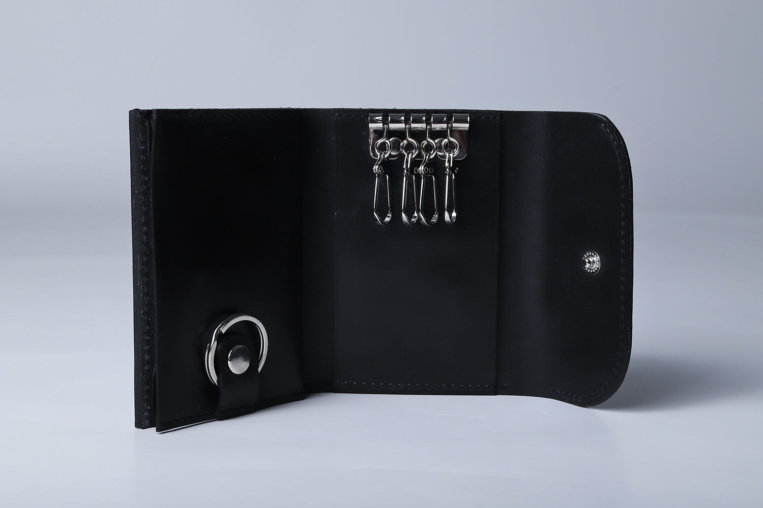 MC-keyminimal。蔵前の革職人が製作した国産牛革のキーケース一体型ミニマル財布。ブラック。見開きのイメージ。