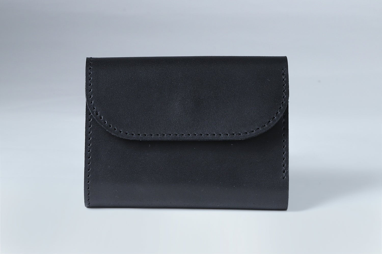 MC-keywallet。蔵前の革職人が製作した国産牛革のキーケース一体型ミニ財布。ブラック。裏面のイメージ。