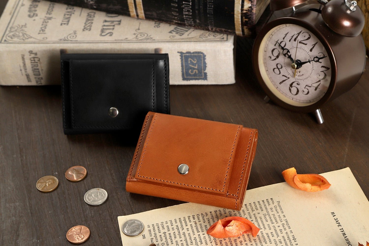 MC-keywallet。蔵前の革職人が製作した国産牛革のキーケース一体型ミニ財布。ブラック。ブラウン。アンティークな空間のイメージカット。