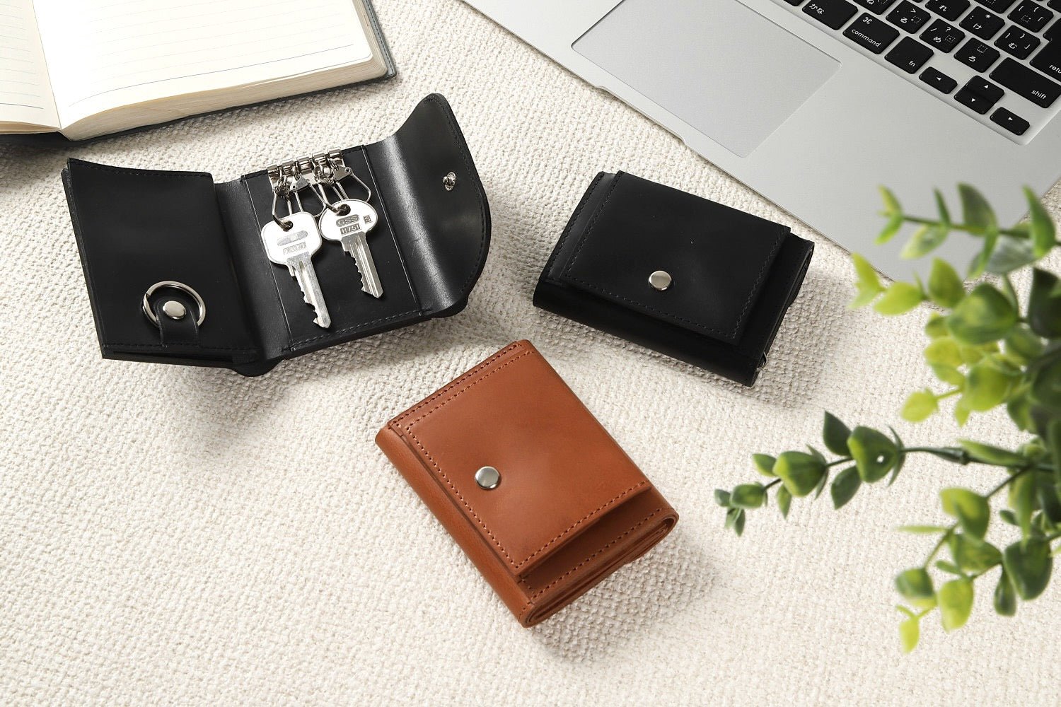 MC-keywallet。蔵前の革職人が製作した国産牛革のキーケース一体型ミニ財布。ブラック。ブラウン。コインBOXが閉じた状態と鍵の収納イメージ。