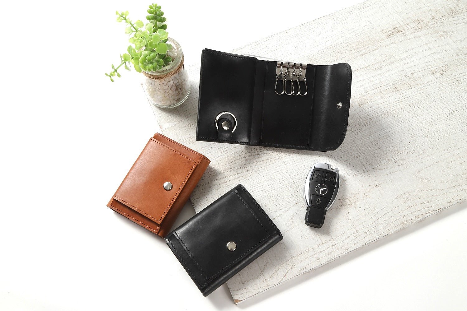 MC-keywallet。蔵前の革職人が製作した国産牛革のキーケース一体型ミニ財布。ブラック。ブラウン。コインBOXが閉じた状態とキーケースのイメージ。