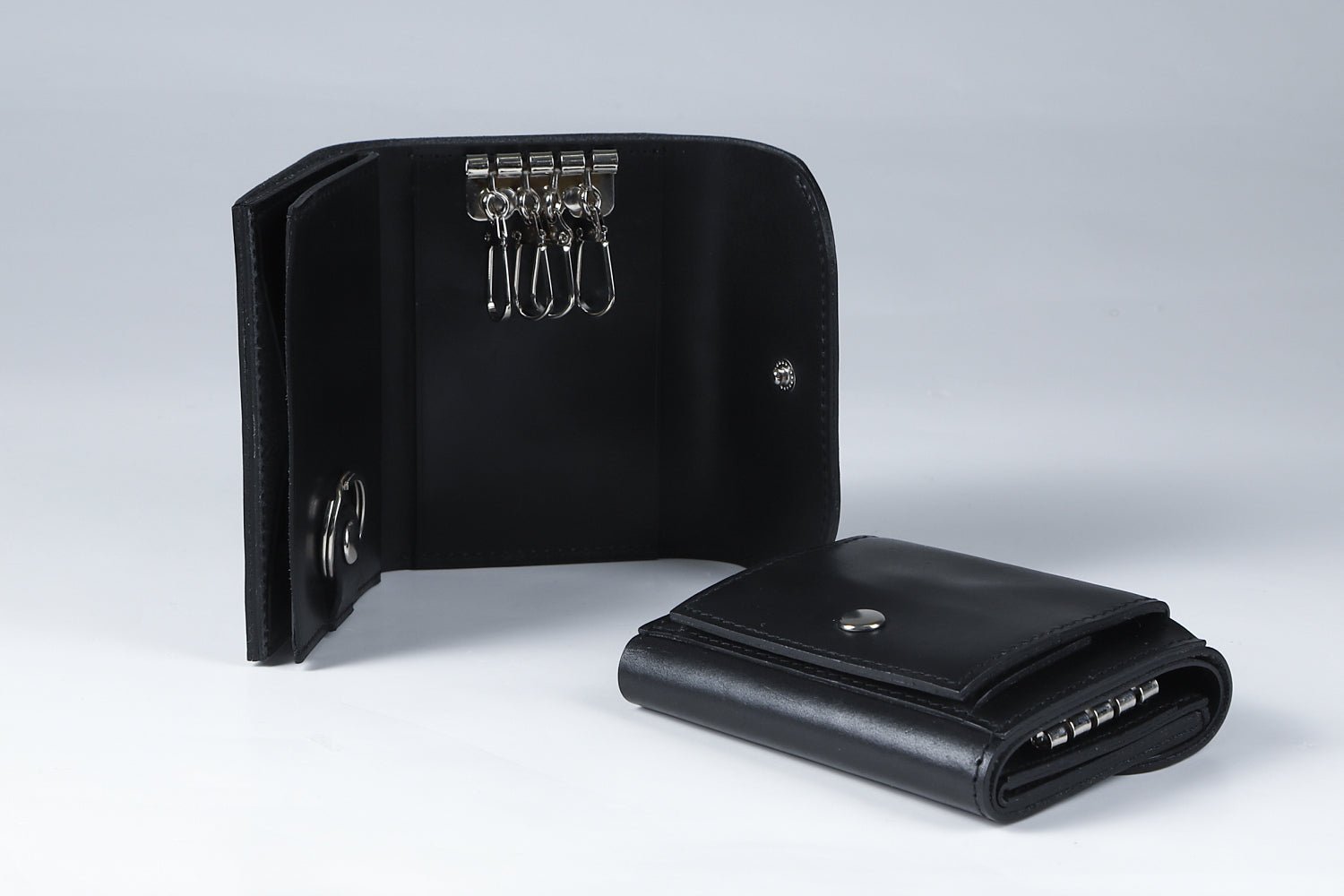 MC-keywallet。蔵前の革職人が製作した国産牛革のキーケース一体型ミニ財布。ブラック。コインBOXが閉じた状態と見開きイメージ。