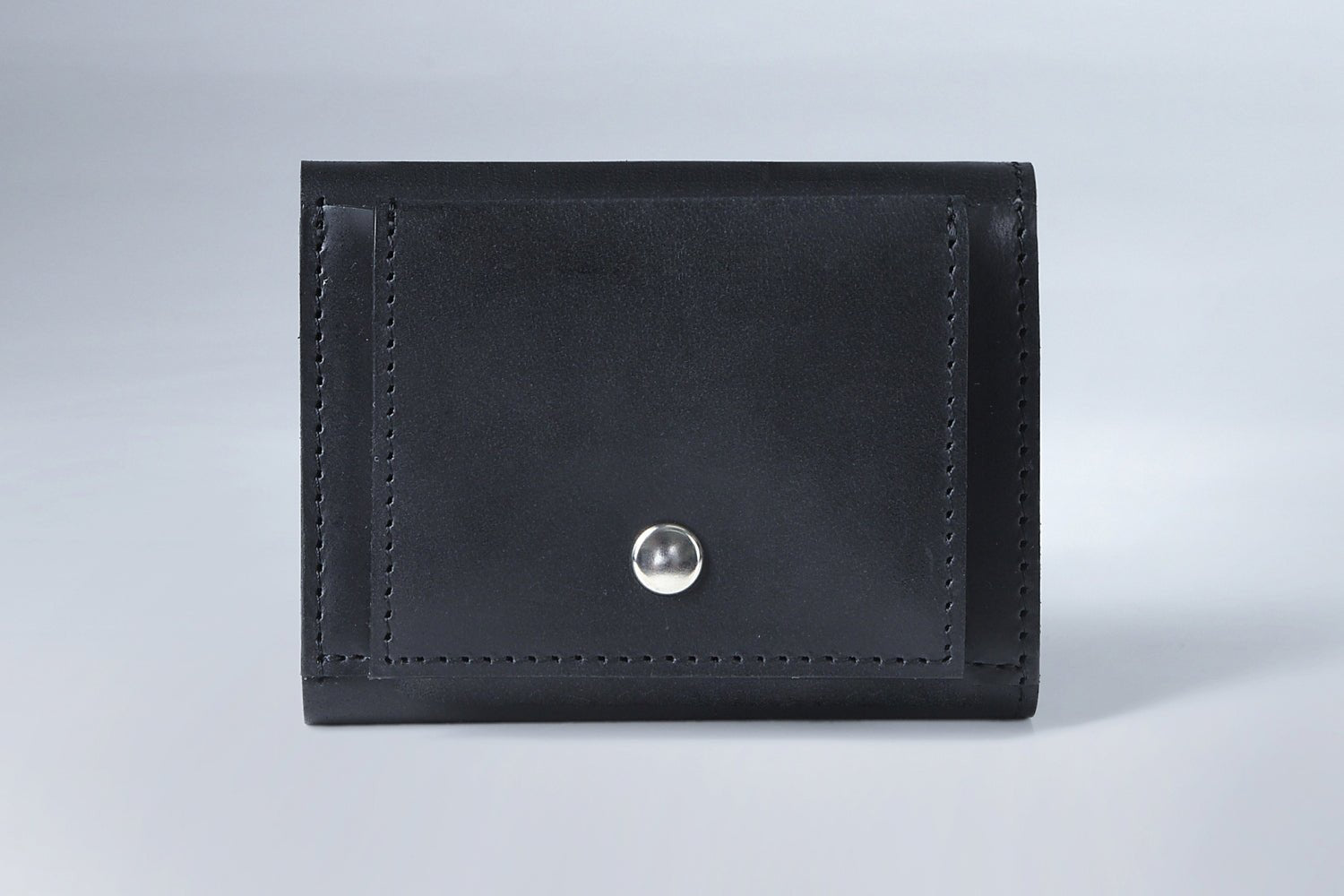 MC-keywallet。蔵前の革職人が製作した国産牛革のキーケース一体型ミニ財布。ブラック。表面のイメージ。