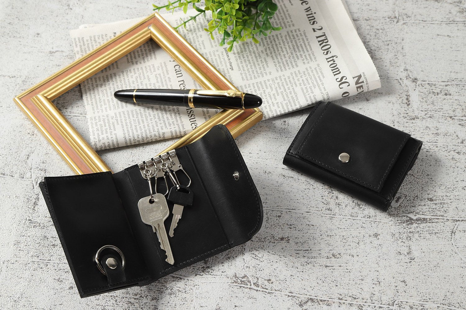 MC-keywallet。蔵前の革職人が製作した国産牛革のキーケス一体型ミニ財布。ブラック。鍵の収納イメージ。コインBOXが開いた状態。