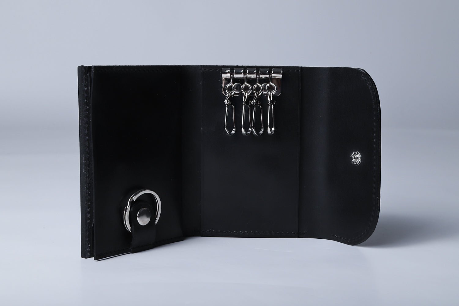 MC-keywallet。蔵前の革職人が製作した国産牛革のキーケース一体型ミニ財布。ブラック。見開きのイメージ。