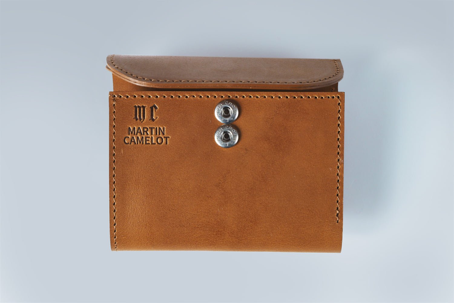 MC-keywallet。蔵前の革職人が製作した国産牛革のキーケース一体型ミニ財布。ブラウン。正面のロゴとホック。