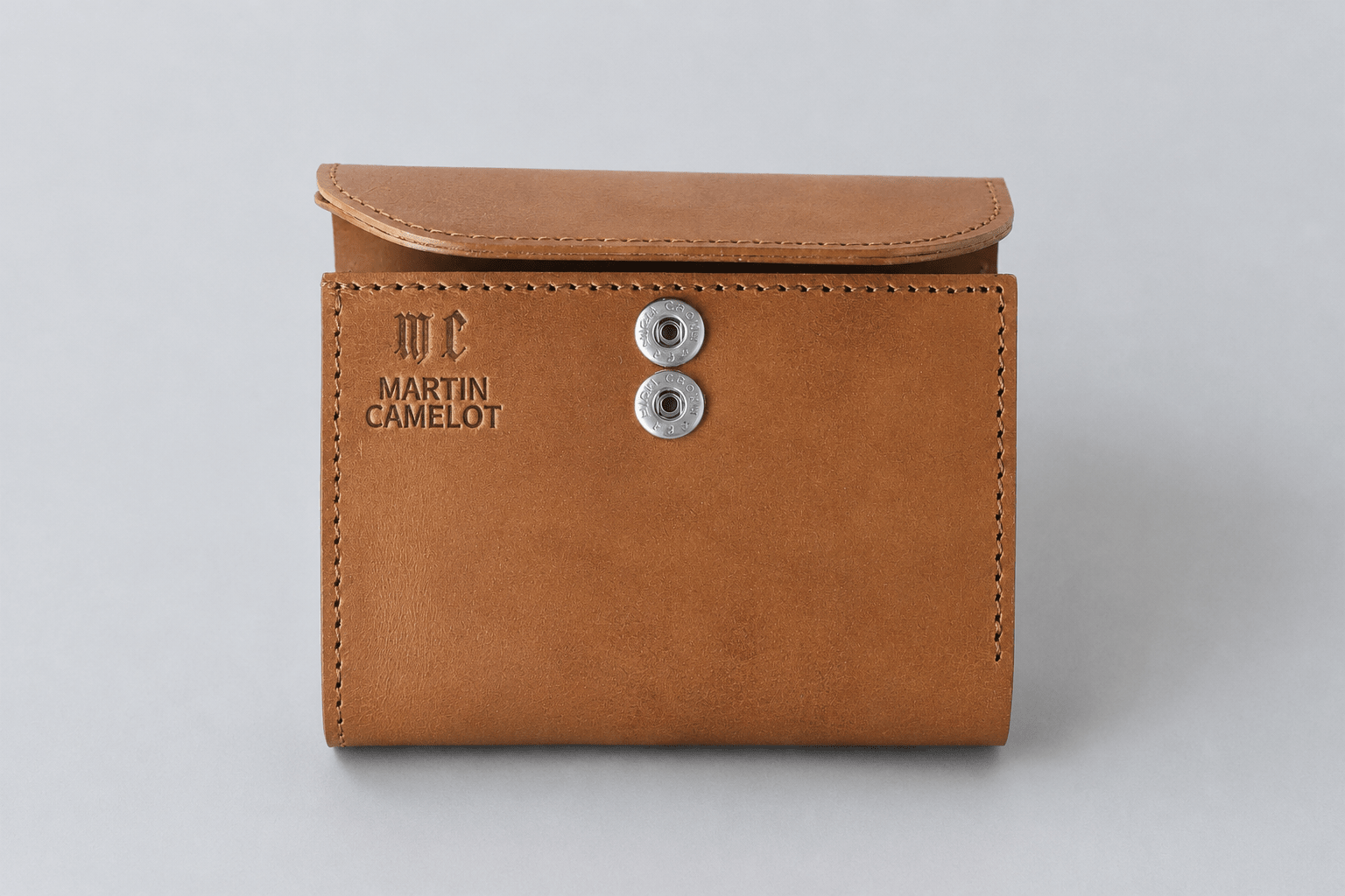 MC-keywallet。蔵前の革職人が製作した国産牛革のキーケース一体型ミニ財布。ブラウン。正面のロゴとホック。