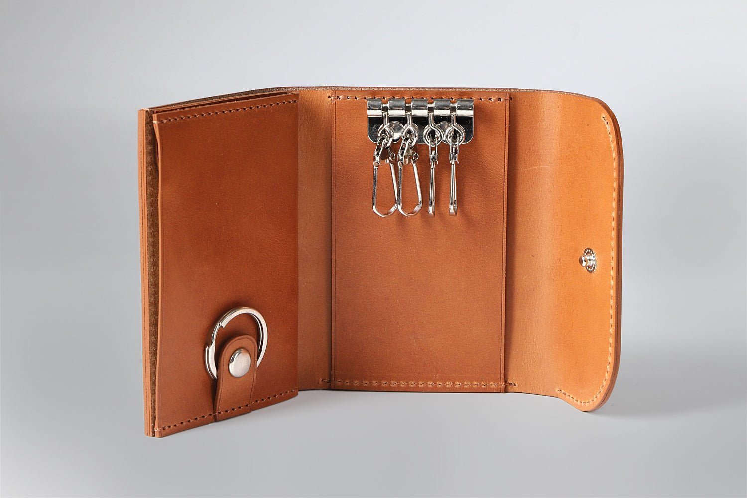 MC-keywallet。蔵前の革職人が製作した国産牛革のキーケース一体型ミニ財布。ブラウン。見開きのイメージ。