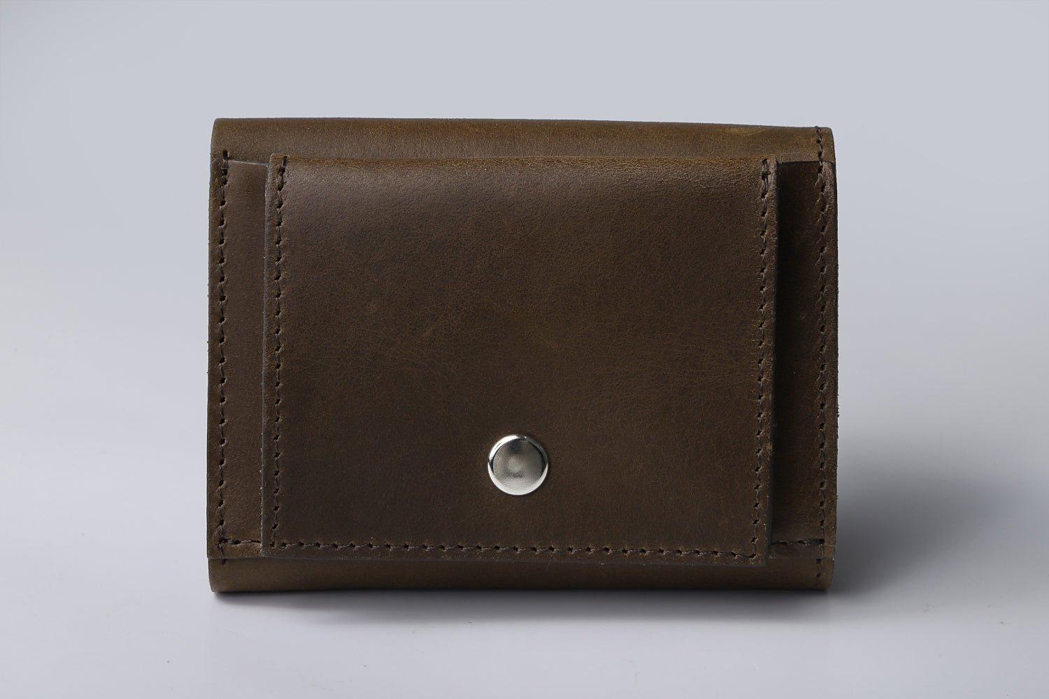 MC-keywallet。蔵前の革職人が製作した国産牛革のキーケース一体型ミニ財布。ダークブラウン。表面のイメージ。