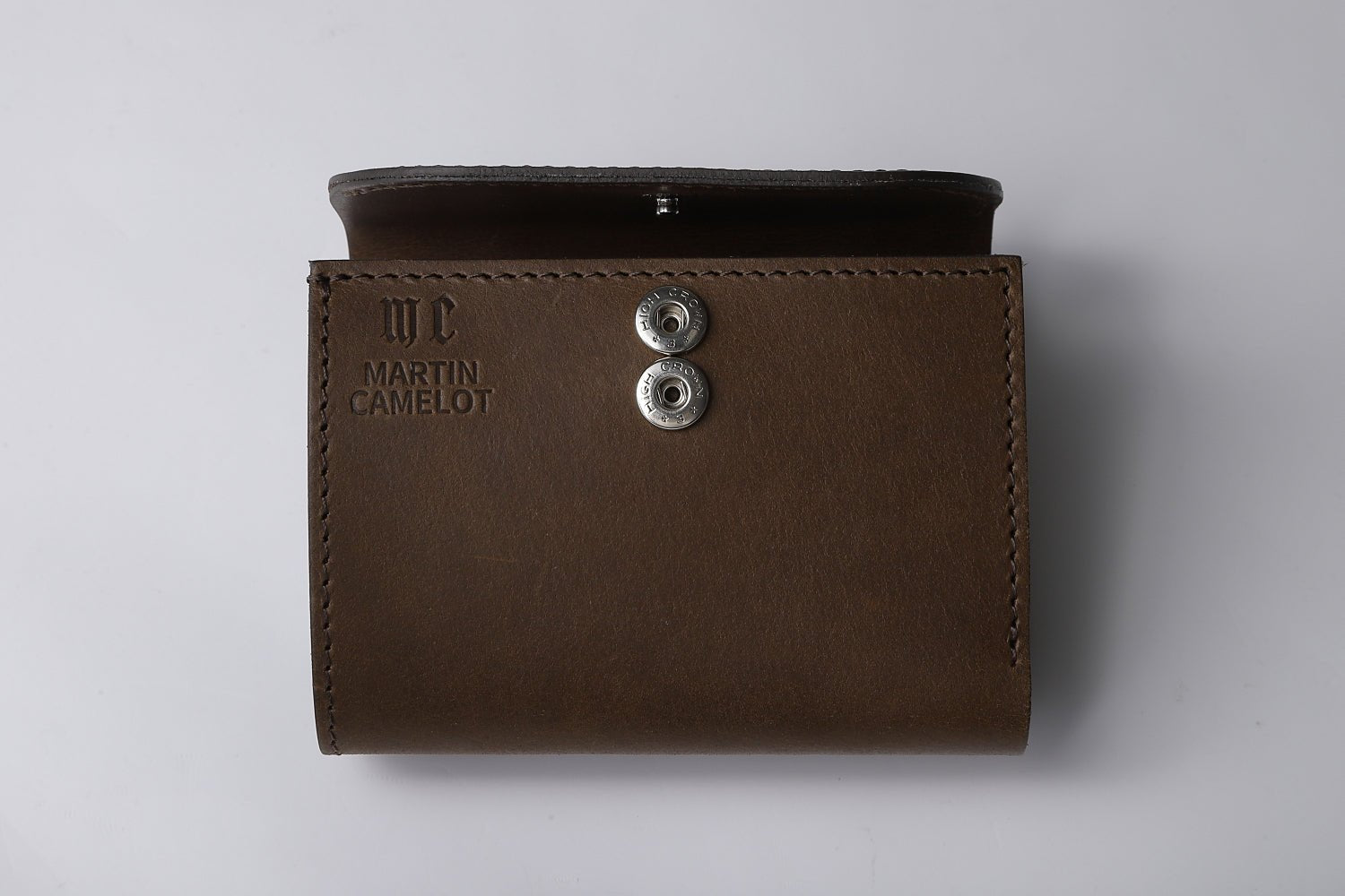 MC-keywallet。蔵前の革職人が製作した国産牛革のキーケース一体型ミニ財布。ダークブラウン。正面のロゴとホック。