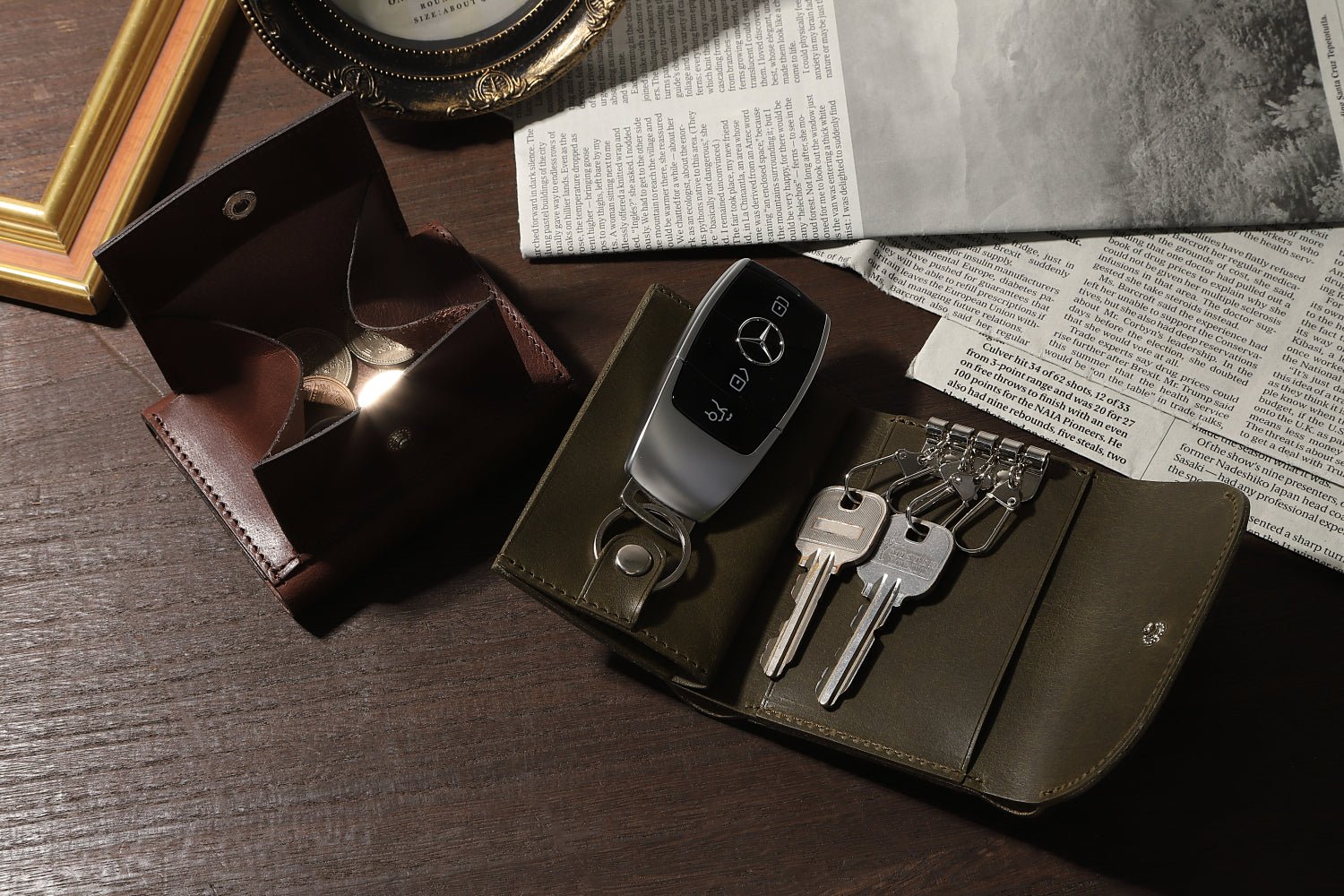 MC-keywallet。蔵前の革職人が製作した国産牛革のキーケス一体型ミニ財布。ダークブラウン。オリーブ。鍵、スマートキーの収納イメージ。コインBOXが開いた状態。