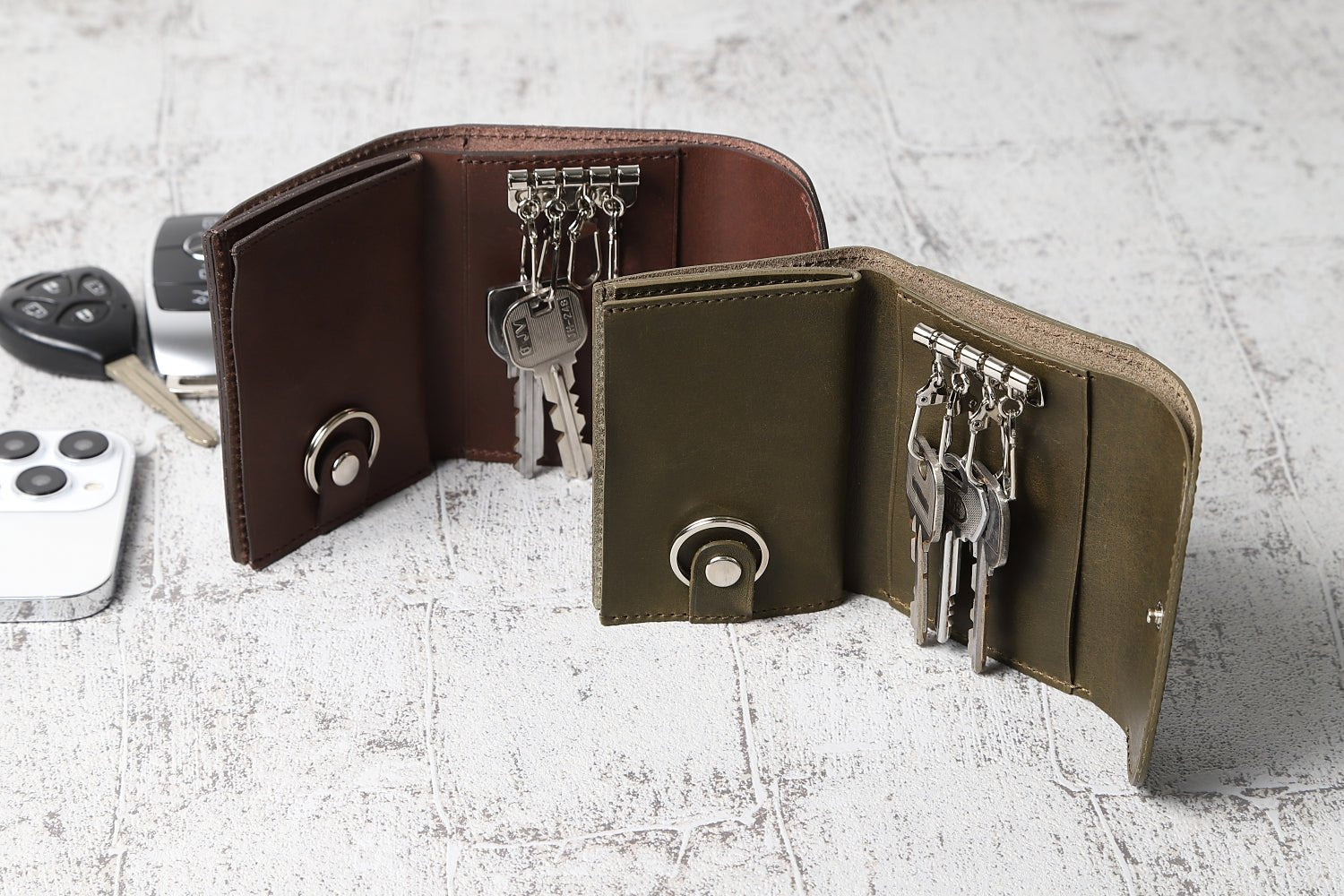MC-keywallet。蔵前の革職人が製作した国産牛革のキーケス一体型ミニ財布。ダークブラウン。オリーブ。鍵の収納イメージ。