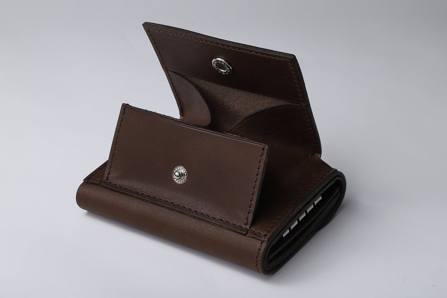MC-keywallet。蔵前の革職人が製作した国産牛革のキーケース一体型ミニ財布。ダークブラウン。コインBOXが開いた状態。