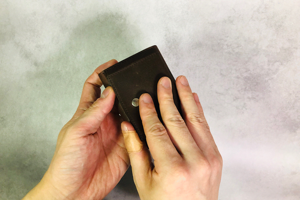 MC-keywallet。蔵前の革職人が製作した国産牛革のキーケース一体型ミニ財布。ダークブラウン。小銭を取り出しているGIFアニメーション。