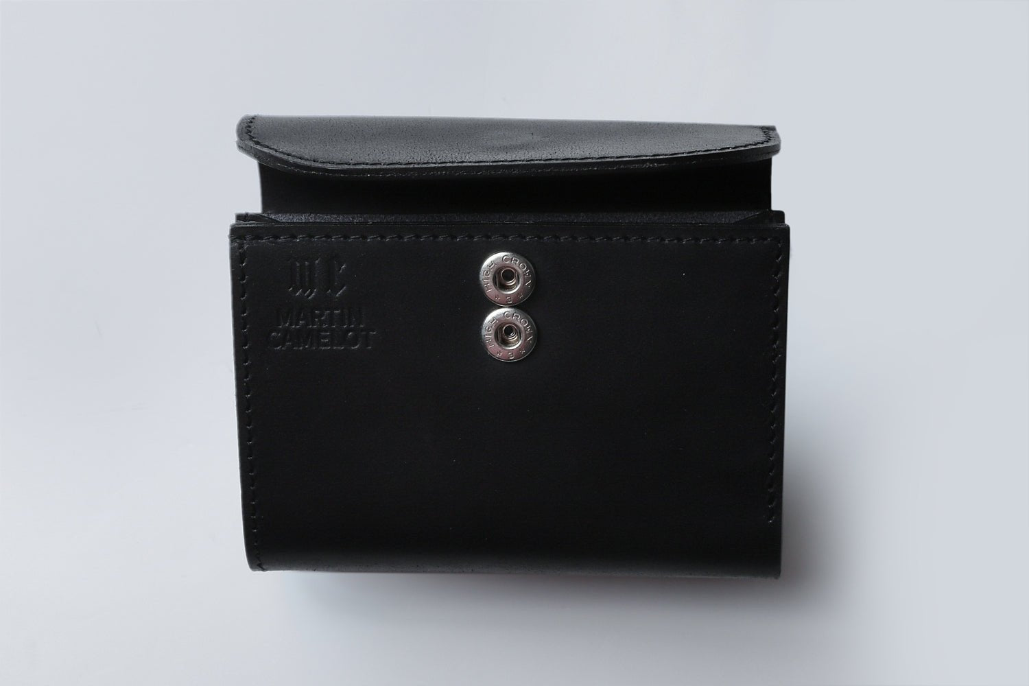 MC-keywallet。蔵前の革職人が製作した国産牛革のキーケース一体型ミニ財布。ブラック。正面のロゴとホック。