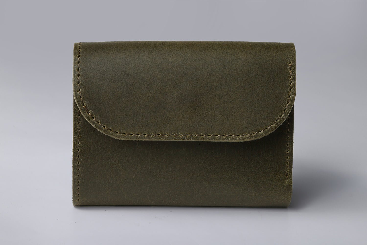 MC-keywallet。蔵前の革職人が製作した国産牛革のキーケース一体型ミニ財布。オリーブ。裏面のイメージ。