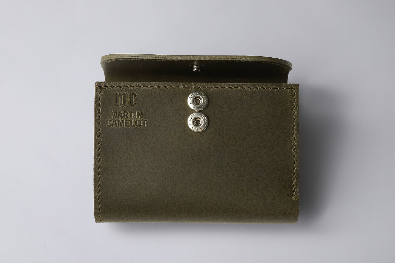 MC-keywallet。蔵前の革職人が製作した国産牛革のキーケース一体型ミニ財布。オリーブ。正面のロゴとホック。