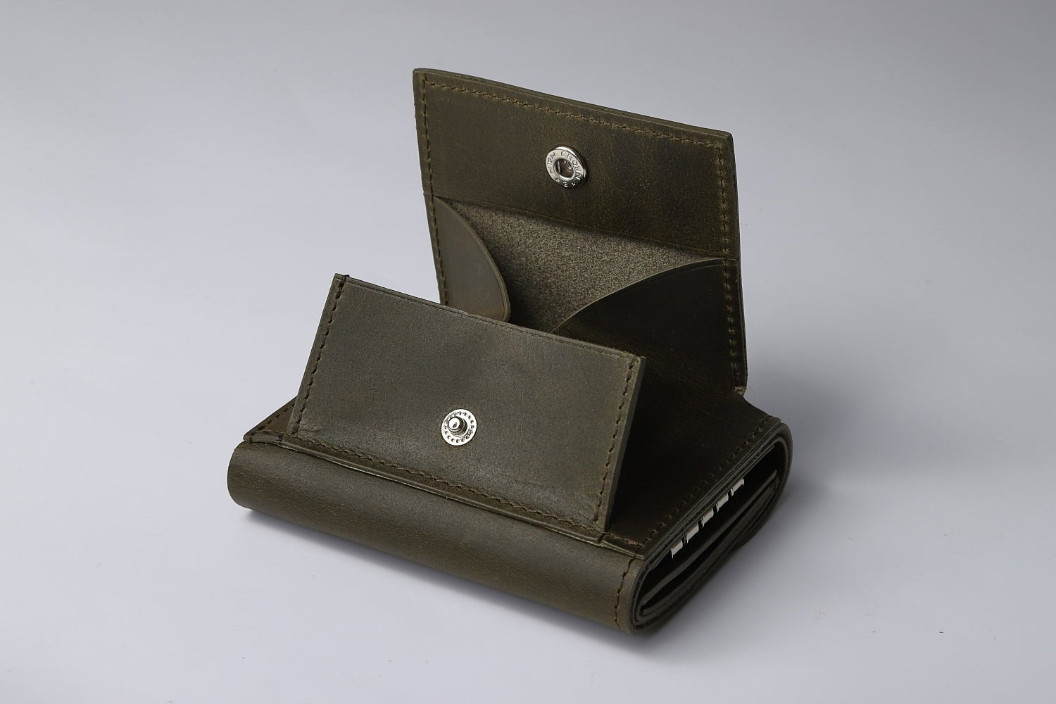 MC-keywallet。蔵前の革職人が製作した国産牛革のキーケース一体型ミニ財布。オリーブ。コインBOXが開いた状態。