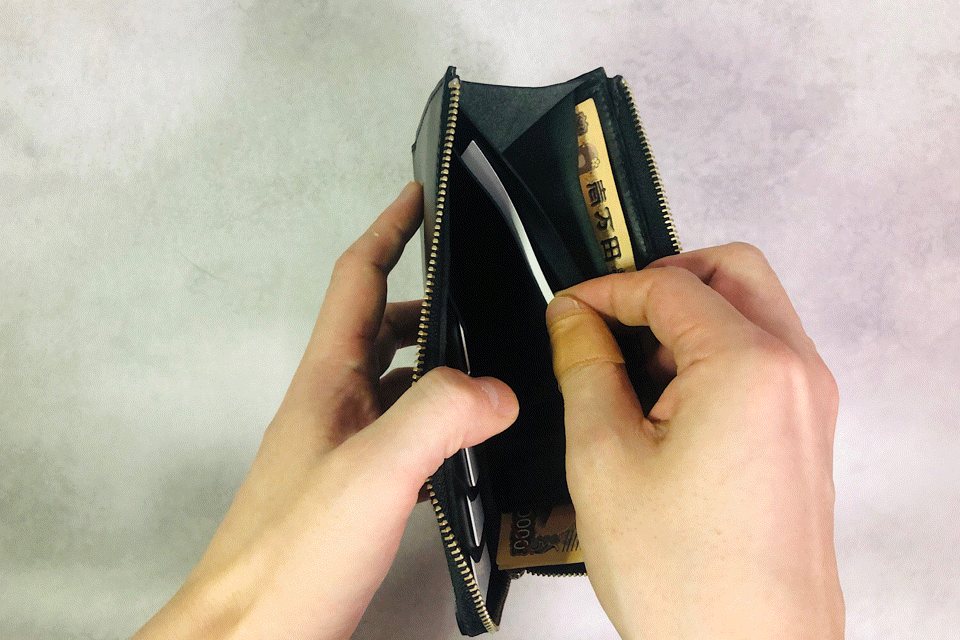 MC-longwallet2。蔵前の革職人が製作した国産牛革のL字ファスナーコンパクト長財布。ブラック。フリーポケットからカードを取り出しているGIFアニメーション。